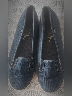 These are a vintage style of Vans corduroy slip-on ballet flats, Size 7!